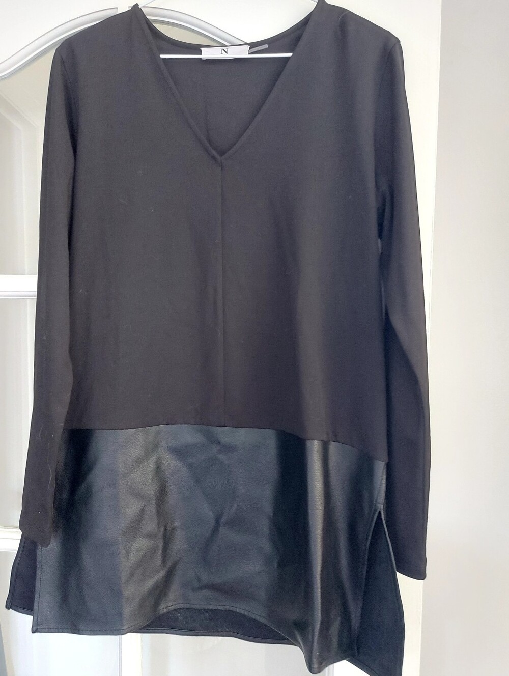 😍 Natori Designer V-eck Black Long Sleeve Top with Faux Leather Hem